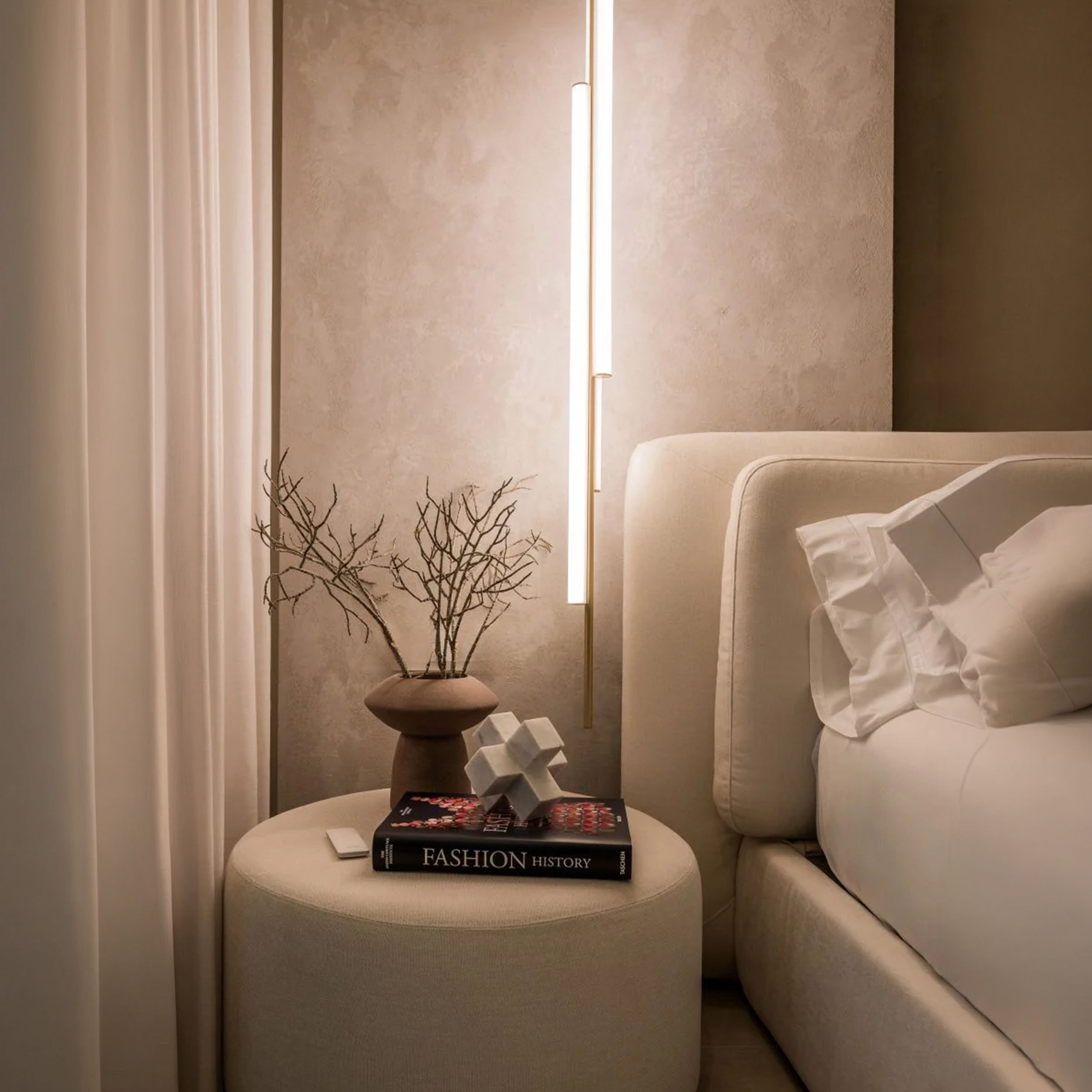 Marset Ambrosia V3 LED, guldfarvet, indbygget, hængende, lodret lampe